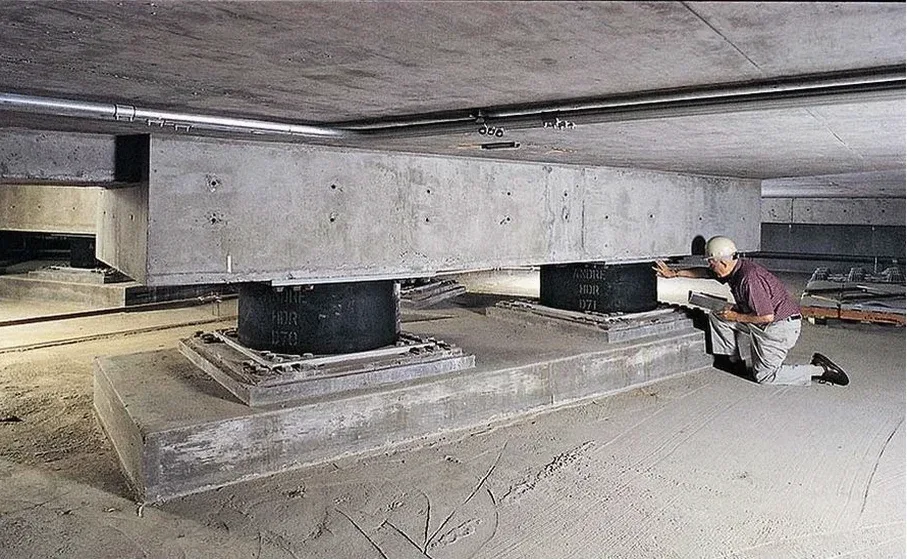 Conception d'isolation sismique à la base à Tours : analyse et dimensionnement parasismique